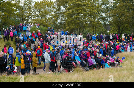 Auchterarder, Scotland, UK. 14 September 2019. Saturday afternoon Fourballs matches  at 2019 Solheim Cup on Centenary Course at Gleneagles. Pictured; Crowds of spectators surround the 10th green. Iain Masterton/Alamy Live News Stock Photo