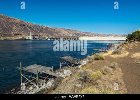 Columbia River, John Day Dam, view from Oregon, native american fishing platforms Stock Photo