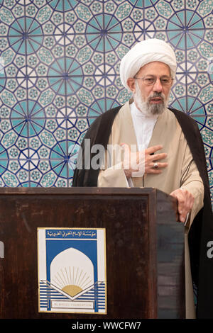 Imam Sheikh Fadhel al-Salami of the Al Khoei mosque in Jamaica, Queens delivering a sermon during Friday prayer services. Stock Photo