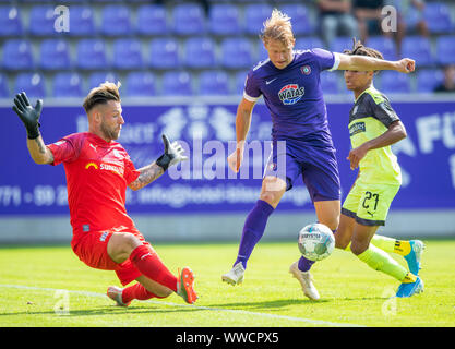 Aue, Germany. 15th Sep, 2019. Soccer: 2nd Bundesliga, Erzgebirge Aue - VfL Osnabrück, 6th matchday, in the Sparkassen-Erzgebirgsstadion. Aues Jan Hochscheidt (M) against Osnabrück's goalkeeper Philipp Kühn (l) and Felix Agu. Credit: Robert Michael/dpa-Zentralbild/dpa - IMPORTANT NOTE: In accordance with the requirements of the DFL Deutsche Fußball Liga or the DFB Deutscher Fußball-Bund, it is prohibited to use or have used photographs taken in the stadium and/or the match in the form of sequence images and/or video-like photo sequences./dpa/Alamy Live News Stock Photo