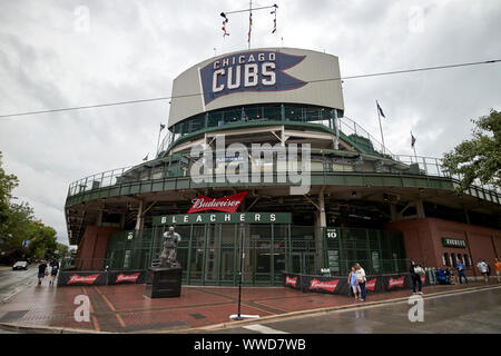 Wrigley Right Field Bleachers and roof top seats across the street Stock  Photo - Alamy