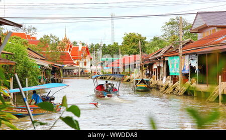SAMUT SONGHHARM,THAILANG - 25 AUGUST;2019: Amphawa floating market the traditional market beside river ,there are many product for service tourist and Stock Photo