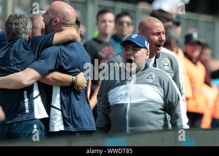 Buenos Aires, Argentina. 15th Sep, 2019. Football Argentina, Super League, Gimnasia y Esgrima La Plata - Racing Club in the Juan Carmelo Zerillo Stadium. Diego Maradona (2nd from right), coach of Gimnasia y Esgrima La Plata, is on the sidelines. Credit: Gustavo Ortiz/dpa/Alamy Live News Stock Photo