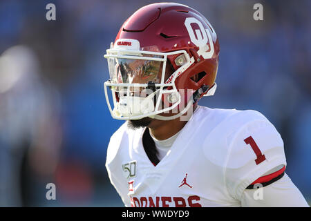 September 14, 2019: Oklahoma Sooners quarterback Jalen Hurts (1) looks downfield during the game versus the Oklahoma Sooners and the UCLA Bruins at The Rose Bowl in Pasadena, CA. (Photo by Peter Joneleit) Stock Photo