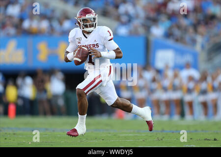 September 14, 2019: Oklahoma Sooners quarterback Jalen Hurts (1) scrambles as he looks for an open receiver during the game versus the Oklahoma Sooners and the UCLA Bruins at The Rose Bowl in Pasadena, CA. (Photo by Peter Joneleit) Stock Photo