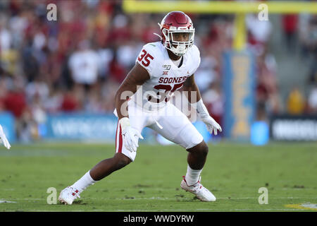 September 14, 2019: Oklahoma Sooners linebacker Nik Bonitto (35) eyes the play during the game versus the Oklahoma Sooners and the UCLA Bruins at The Rose Bowl in Pasadena, CA. (Photo by Peter Joneleit) Stock Photo