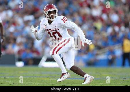 September 14, 2019: Oklahoma Sooners safety Pat Fields (10) drops back in coverage as he eyes the quarterback during the game versus the Oklahoma Sooners and the UCLA Bruins at The Rose Bowl in Pasadena, CA. (Photo by Peter Joneleit) Stock Photo