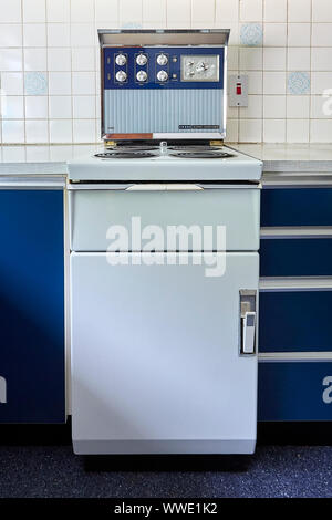 Mid century Creda Carefree freestanding electric cooker in an old fashioned  kitchen Stock Photo - Alamy