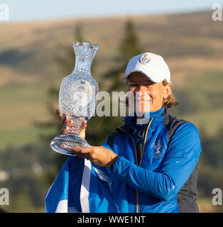 Auchterarder, Scotland, UK. 15 September 2019. Team Europe victorious at 2019 Solheim Cup on Centenary Course at Gleneagles. Pictured; Team Captain Catriona Matthew celebrates with the Solheim Cup. Iain Masterton/Alamy Live News Stock Photo