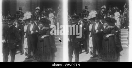 AJAXNETPHOTO. 1890-1910 (APPROX). PARIS, FRANCE. - WEDDING PARTY - 1 OF 7 STEREO ORIGINAL POSITIVE GLASS PLATE PAIRS BY PHOTOGRAPHER VAILLIANT TOZY OF 29 RUE DE SURENE, PARIS. A RECORD FOR THE PHOTOGRAPHER AND THIS SUBJECT IS CONTAINED IN THE OWHSRL PHOTOGRAPHERS OF THE WORLD (NON USA) PUBL. 1994, UPDATED 2003.KEYWORD SEARCH; TOZY.   PHOTOGRAPHER:TOZY © DIGITAL IMAGE COPYRIGHT AJAX VINTAGE PICTURE LIBRARY SOURCE: AJAX VINTAGE PICTURE LIBRARY COLLECTION REF:STEREO 1900 03 Stock Photo