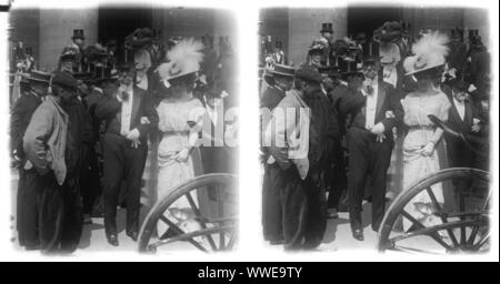 AJAXNETPHOTO. 1890-1910 (APPROX). PARIS, FRANCE. - WEDDING PARTY - 1 OF 7 STEREO ORIGINAL POSITIVE GLASS PLATE PAIRS BY PHOTOGRAPHER VAILLIANT TOZY OF 29 RUE DE SURENE, PARIS. A RECORD FOR THE PHOTOGRAPHER AND THIS SUBJECT IS CONTAINED IN THE OWHSRL PHOTOGRAPHERS OF THE WORLD (NON USA) PUBL. 1994, UPDATED 2003.KEYWORD SEARCH; TOZY.   PHOTOGRAPHER:TOZY © DIGITAL IMAGE COPYRIGHT AJAX VINTAGE PICTURE LIBRARY SOURCE: AJAX VINTAGE PICTURE LIBRARY COLLECTION REF:STEREO 1900 08 Stock Photo