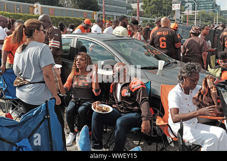 PHOTOS: Cleveland Browns fans brave bad weather for Muni Lot party