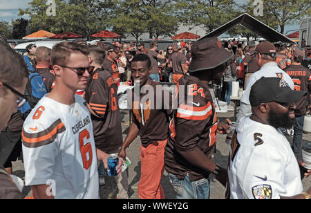 Browns fans return to Cleveland's Muni Lot for pregame tailgate