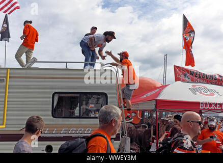 Browns fans party in Muni Lot before Seahawks game (tailgate photos) 