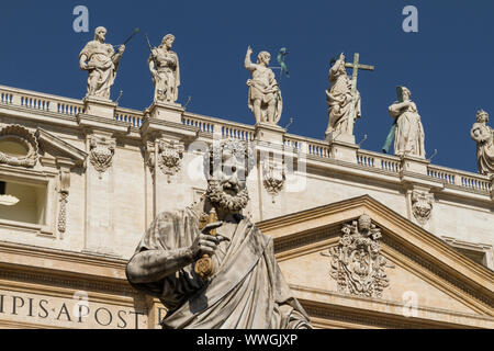 ENG: Vatican. St. Peter's Basilica. statues Petrus, Jesus Christ, apostles GER: Vatikan. Petersdom. Statuen Petrus, Jesus, Apostel Stock Photo