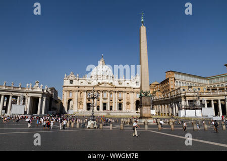 Vatican. St. Peter's Basilica and St. Peter's Square with obelisk and tourists GER: Vatikan. Petersdom und Petersplatz mit Obelisk und Touristen Stock Photo