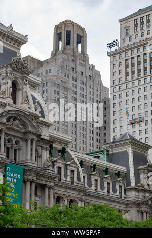 City Hall's French Second Empire architecture contrasts with John Torrey Windrim's art deco bell tower of 1 Broad St & the 394' Girard Trust Building Stock Photo