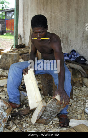 Woodcarver at work in Aburi Stock Photo