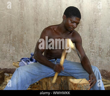 Wood sculptor at work in Aburi Stock Photo