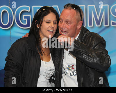 Detektive Marta und Jürgen Trovato (Die Trovatos) bei einer Autogrammstunde 2013 in Staßfurt Stock Photo