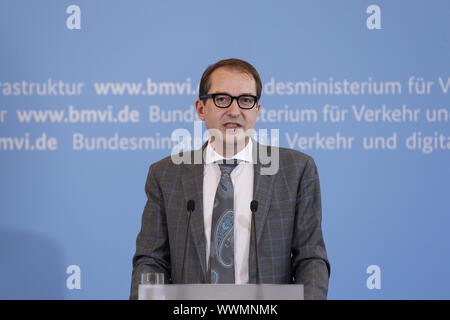 Statement by Minister Dobrindt bevor the first meeting of the started 'Germany Digital Network Alliance' Stock Photo