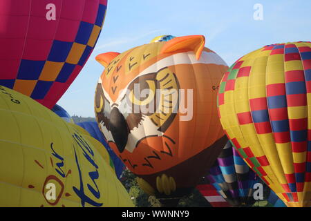 Longleat, Wiltshire, United Kingdom, 15/09/2019, The Sky Safari. Hot Air Balloons soar across the sky. Setting up and testing the burners at day break Stock Photo