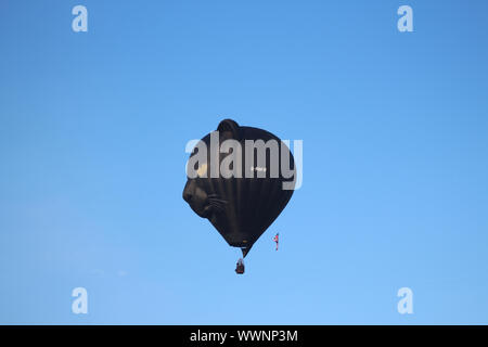 Longleat, Wiltshire, United Kingdom, 15/09/2019, The Sky Safari. Hot Air Balloons soar across the sky. Setting up and testing the burners at day break Stock Photo