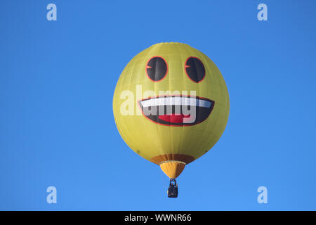 Longleat, Wiltshire, United Kingdom, 15/09/2019, The Sky Safari. Hot Air Balloons soar across the sky. Setting up and testing the burners at day break Stock Photo