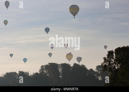 Longleat, Wiltshire, United Kingdom, 15/09/2019, The Sky Safari. Hot Air Balloons soar across the sky. Setting up and testing the burners at day break Stock Photo