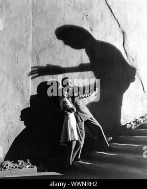 BOB HOPE PAULETTE GODDARD and NOBLE JOHNSON in THE GHOST BREAKERS 1940 director George Marshall Paramount Pictures Stock Photo