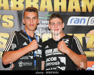 Boxer super middleweights Leon Bauer and super middleweight Vincent Feigenbutz (Team Sauerland) Stock Photo