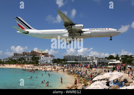 Air France Airbus A340-300 aircraft landing airport Sint Maarten Stock Photo