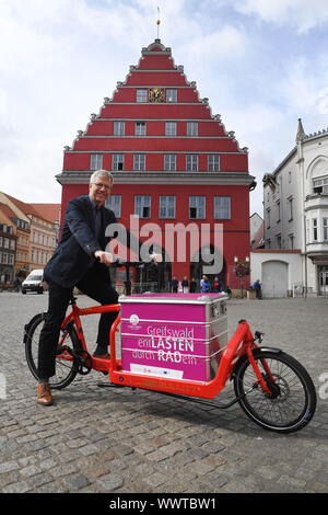 Greifswald, Germany. 16th Sep, 2019. Stefan Fassbinder, Lord Mayor, is standing on the Greifswald market with a load wheel. From 16 September 2019, three different load bikes can be borrowed free of charge in Greifswald as part of the EU project 'Cobium' (Cargo bikes in urban mobility). The project aims to analyse the areas in which the use of load bikes makes economic, social and ecological sense and can ultimately replace motor vehicle journeys. Three other cities in the southern Baltic region are involved, Växjö in Sweden, Gdynia and S·upsk in Poland. Credit: dpa picture alliance/Alamy Live Stock Photo