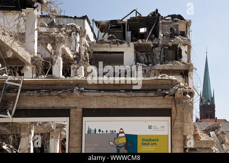 demolition work at the former Hertie warehouse in the city, Gladbeck, Ruhr Area, Germany, Europe Stock Photo