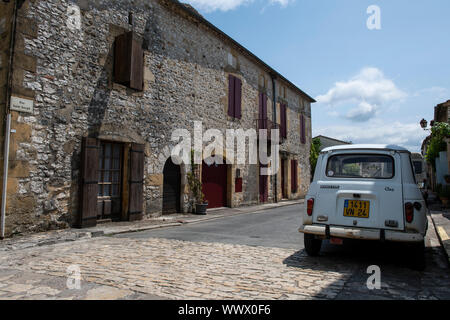 Bastide Houses and Renault 4, Monpazier, Dordogne Stock Photo