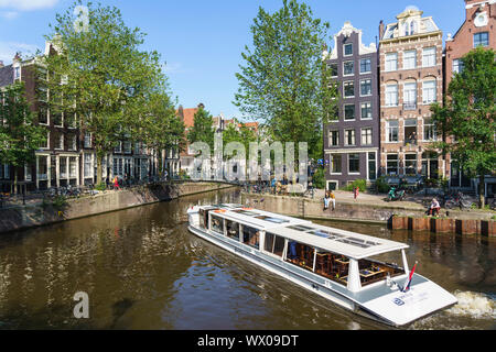 A tourist boat on Brouwersgracht, Amsterdam, North Holland, The Netherlands, Europe Stock Photo