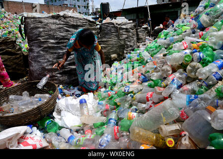 Bangladeshi women labor works in a plastic recycling factory in Dhaka, Bangladesh, on September 14, 2019. Each woman Labor earns 400 Taka or 4.74 Us D Stock Photo