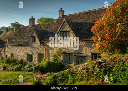 Idyllic cottages in Arlington Row in the pretty Cotswolds village of Bibury, Gloucestershire, England, United Kingdom, Europe Stock Photo