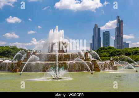 The Buckingham Fountain and city skyline, Chicago, Illinois, United States of America, North America Stock Photo