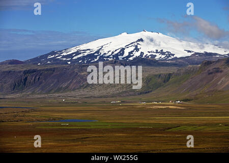 snow-covered-volcano-and-glacier-sn-fellsj-kull-sn-fellsnes-peninsula