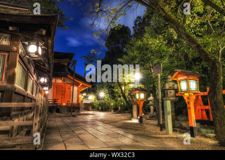 Night view with Yasaka Shinto Shrine located in Maruyama Park, Kyoto ...
