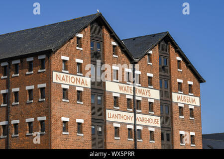 GLOUCESTER QUAYS, ENGLAND - SEPTEMBER 2019: Exterior view of the National Waterways Museum, in the old Llanthony Warehouse in Gloucester Quays Stock Photo