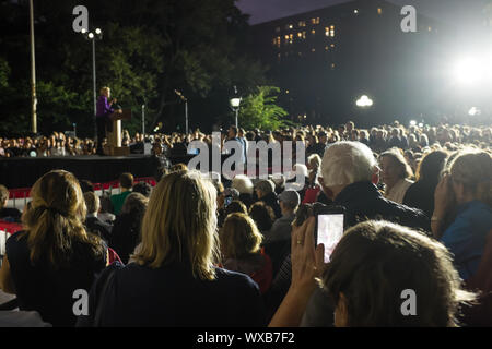New York, NY, USA. 16th Sep, 2019. Massachusetts Senator and Democratic Presidential candidate Elizabeth Warren drew a large and enthusiastic crowd at a speech for her increasingly popular 2020 presidential campaign in New York's Washington Square. The crowd filled Washington Square Park. Credit: Ed Lefkowicz/Alamy Live News Stock Photo