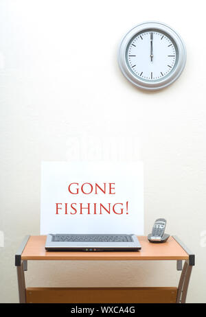 Gone fishing' note on computer keyboard Stock Photo - Alamy