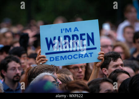 New York, United States. 16th Sep, 2019. Supporters of the Presidential Candidate Elizabeth Warren gather at the Washington Square Park in New York City. Credit: SOPA Images Limited/Alamy Live News Stock Photo