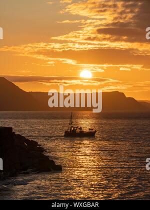 Lyme Regis, Dorset, UK. 17th September 2019. UK Weather. Stunning sunrise on the south coast. Credit: DTNews/Alamy Live News Stock Photo