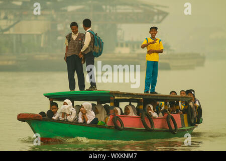 Palembang, South Sumatra, Indonesia. 17th Sep, 2019. SOUTH SUMATRA, INDONESIA - SEPTEMBER 17 : Students goes to school with condition unhealthy air caused forest fire on September 17, 2019 in Palembang city, South Sumatra province, Indonesia. Indonesia Forest fires caused parts of Sumatra to be covered with haze and included Singapore and Malaysia. Credit: Sijori Images/ZUMA Wire/Alamy Live News Stock Photo