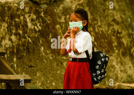 Palembang, South Sumatra, Indonesia. 17th Sep, 2019. SOUTH SUMATRA, INDONESIA - SEPTEMBER 17 : Students goes to school with condition unhealthy air caused forest fire on September 17, 2019 in Palembang city, South Sumatra province, Indonesia. Indonesia Forest fires caused parts of Sumatra to be covered with haze and included Singapore and Malaysia. Credit: Sijori Images/ZUMA Wire/Alamy Live News Stock Photo