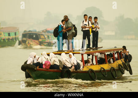 Palembang, South Sumatra, Indonesia. 17th Sep, 2019. SOUTH SUMATRA, INDONESIA - SEPTEMBER 17 : Students goes to school with condition unhealthy air caused forest fire on September 17, 2019 in Palembang city, South Sumatra province, Indonesia. Indonesia Forest fires caused parts of Sumatra to be covered with haze and included Singapore and Malaysia. Credit: Sijori Images/ZUMA Wire/Alamy Live News Stock Photo