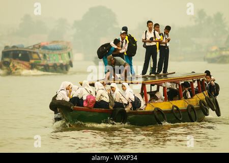 Palembang, South Sumatra, Indonesia. 17th Sep, 2019. SOUTH SUMATRA, INDONESIA - SEPTEMBER 17 : Students goes to school with condition unhealthy air caused forest fire on September 17, 2019 in Palembang city, South Sumatra province, Indonesia. Indonesia Forest fires caused parts of Sumatra to be covered with haze and included Singapore and Malaysia. Credit: Sijori Images/ZUMA Wire/Alamy Live News Stock Photo